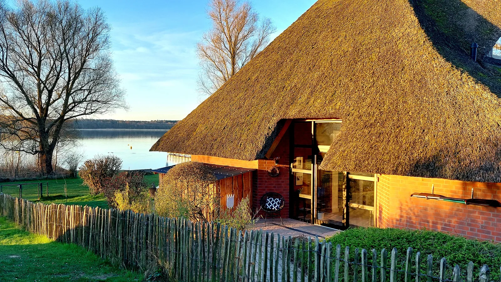 Direkt am Schweriner See: Angler-Reetkate mit Seeblick & eigenem Boot, Bild 1