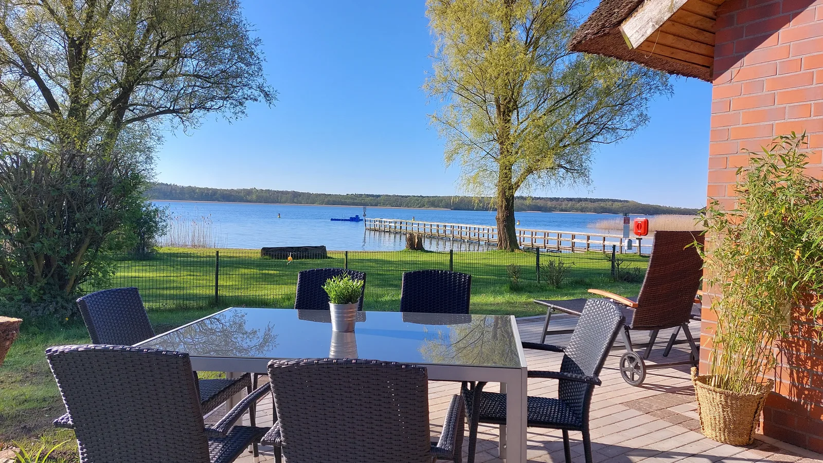Direkt am Schweriner See: Angler-Reetkate mit Seeblick & eigenem Boot, Bild 2