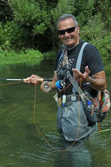 Peter Ebert beim Fliegenfischen im Fluss