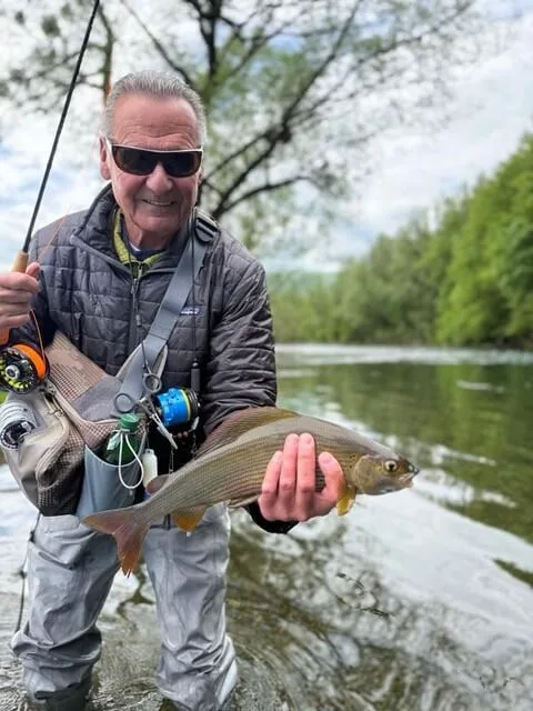 Peter Ebert mit einer Äsche aus dem Fluss