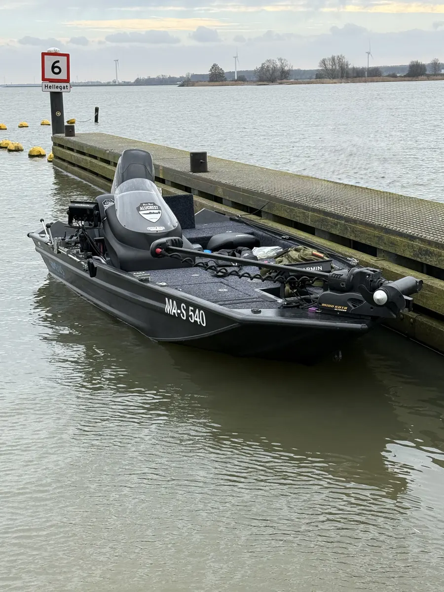Das Angelboot von Jan Pfundt am Steg