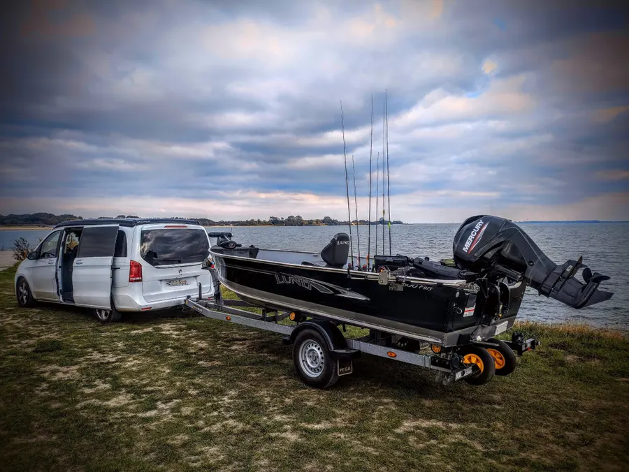Das Lund-Boot von Kai Schlagheck auf dem Trailer am Wasser