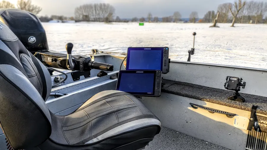 Steuerstand mit zwei Lowrance-Echoloten