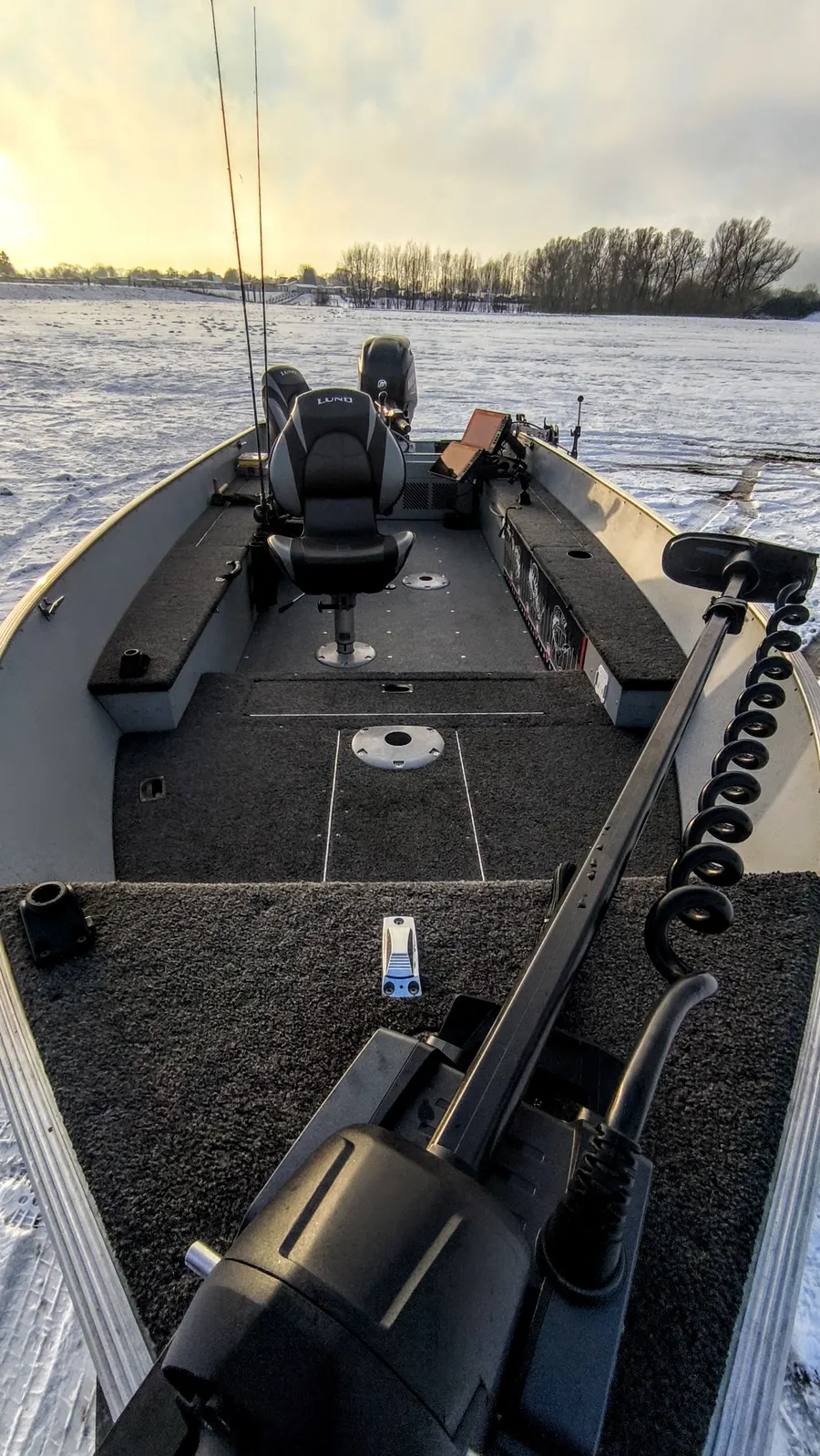 Blick über das Deck des Lund-Boots mit Bugmotor