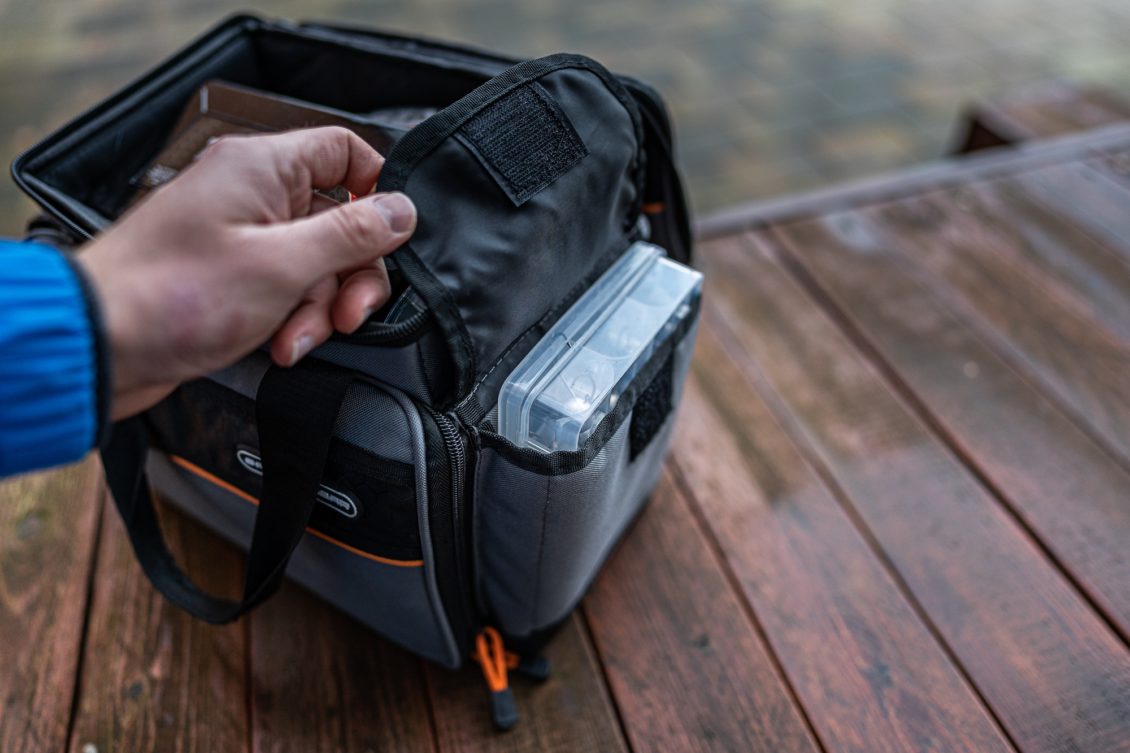 Savage Gear Lure Specialist Angeltasche - Außentaschen rechts und links perfekt für kleine Köderboxen